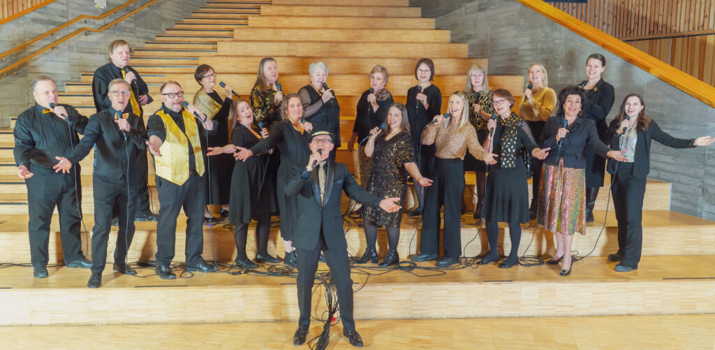 Kuva kuorosta Auroran koululla © Juha Kärkkäinen